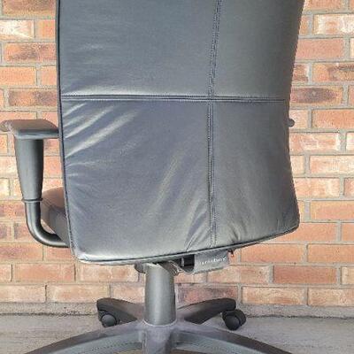 Lot 486:TURNSTONE Black Leather Office Chair 