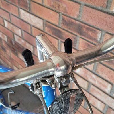 Lot 487: Vintage SCHWINN Le Tour III All Original Bicycle 