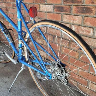Lot 487: Vintage SCHWINN Le Tour III All Original Bicycle 