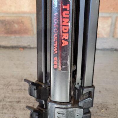 Lot 492: Vintage TUNDRA Video Camera Tripod 