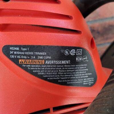 Lot 505: Black and Decker HEDGEHOG HS2400 Corded Hedge Trimmer TESTED A+
