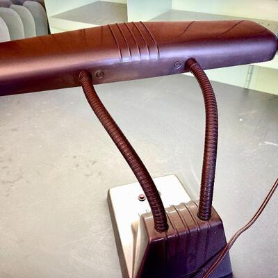 LOT 68  VINTAGE DAZOR ART DECO METAL DESK 2 TUBE FLORESCENT LAMP Model 1000