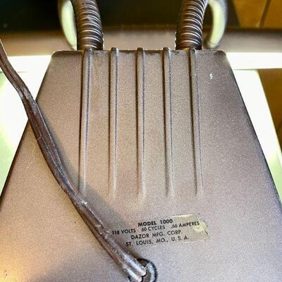 LOT 68  VINTAGE DAZOR ART DECO METAL DESK 2 TUBE FLORESCENT LAMP Model 1000