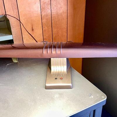 LOT 68  VINTAGE DAZOR ART DECO METAL DESK 2 TUBE FLORESCENT LAMP Model 1000