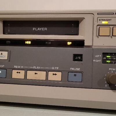 Lot 523: Vintage SONY Hi8 Video Player Recorder Model EVO-9700 