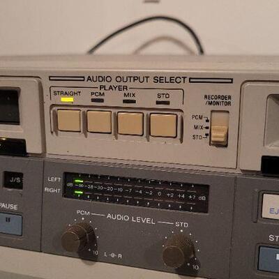 Lot 523: Vintage SONY Hi8 Video Player Recorder Model EVO-9700 