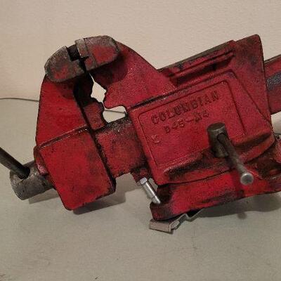 Lot 527: Vintage COLUMBIAN D45-114 Large Red Bench Shop Vise 