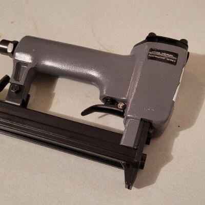 Lot 531: Vintage CENTRAL PNEUMATIC Contractor Series 1/2" Crown Air Stapler 
