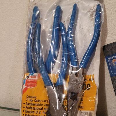Lot 541: Assorted NEW Tools (Circuit Tester, Wrenches and Pliers)