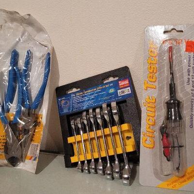 Lot 541: Assorted NEW Tools (Circuit Tester, Wrenches and Pliers)