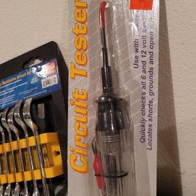 Lot 541: Assorted NEW Tools (Circuit Tester, Wrenches and Pliers)