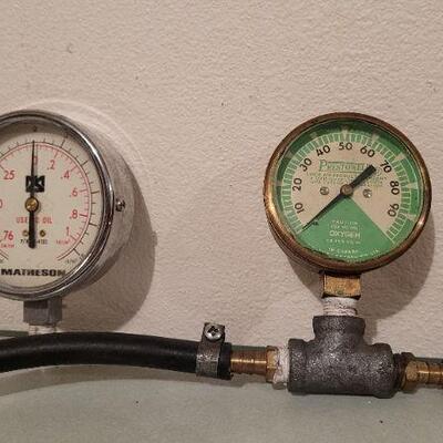 Lot 547: Vintage MATHESON & PRESTOWELL Air Oxygen Gauges
