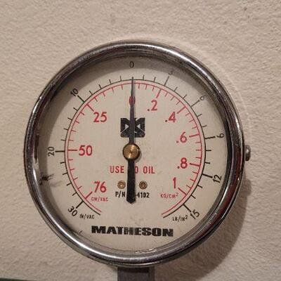 Lot 547: Vintage MATHESON & PRESTOWELL Air Oxygen Gauges