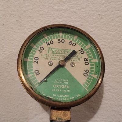 Lot 547: Vintage MATHESON & PRESTOWELL Air Oxygen Gauges