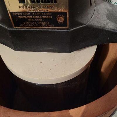 Lot 550: Vintage RICHMOND CEDAR WORKS 4-Quart Ice Cream Freezer 