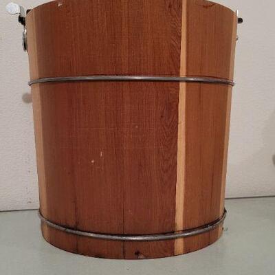 Lot 550: Vintage RICHMOND CEDAR WORKS 4-Quart Ice Cream Freezer 