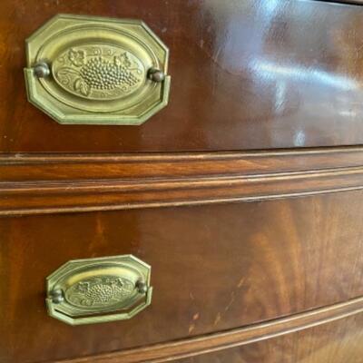 Old Colony Fine Mahogany Bow Front Chest of Drawers 