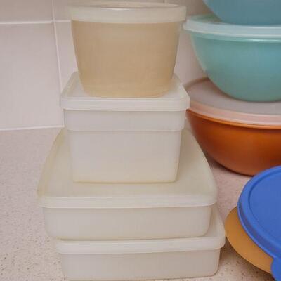 Lot 555: Vintage Tupperware 