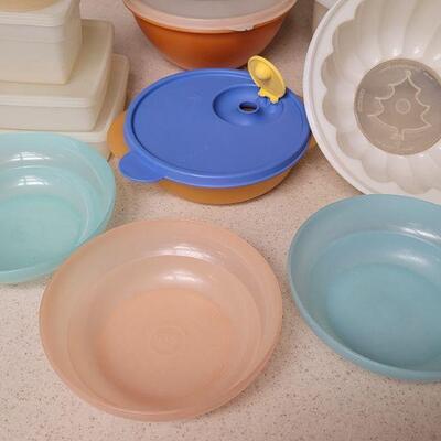 Lot 555: Vintage Tupperware 