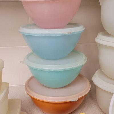 Lot 555: Vintage Tupperware 