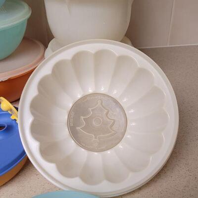 Lot 555: Vintage Tupperware 