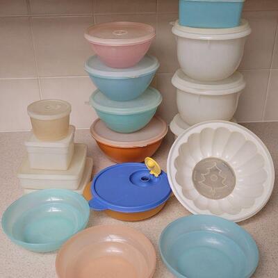 Lot 555: Vintage Tupperware 