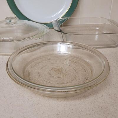 Lot 556: PYREX Large Plate, Pie plates, Casserole Dish and Bowl with lid