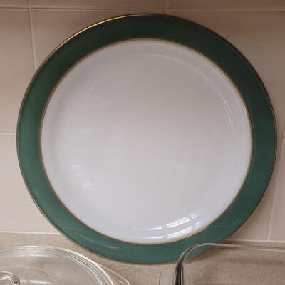 Lot 556: PYREX Large Plate, Pie plates, Casserole Dish and Bowl with lid