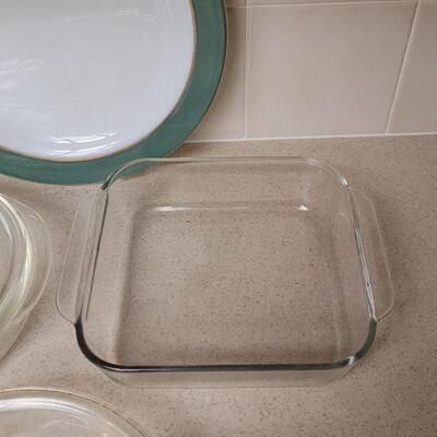 Lot 556: PYREX Large Plate, Pie plates, Casserole Dish and Bowl with lid