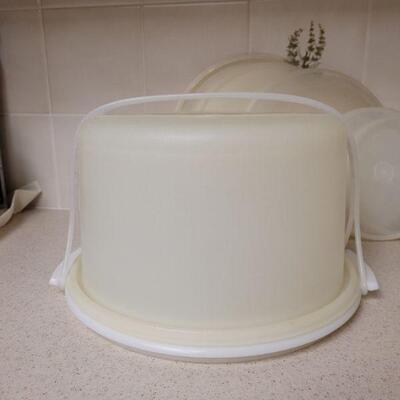 Lot 557: Vintage Tupperware with extra lids
