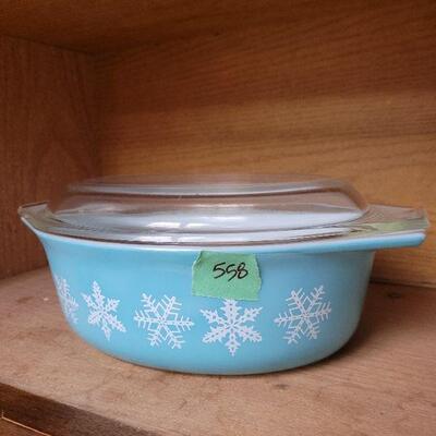 Lot 558: Vintage Snowflake Pyrex Dish (lid has a chip)