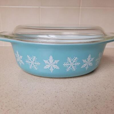 Lot 558: Vintage Snowflake Pyrex Dish (lid has a chip)