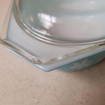 Lot 558: Vintage Snowflake Pyrex Dish (lid has a chip)