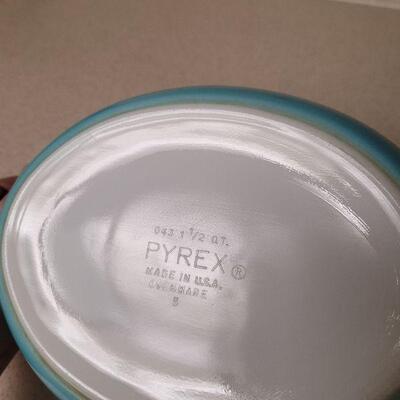 Lot 558: Vintage Snowflake Pyrex Dish (lid has a chip)