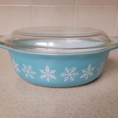 Lot 558: Vintage Snowflake Pyrex Dish (lid has a chip)