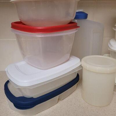 Lot 560: Plastic Storage Containers all with lids