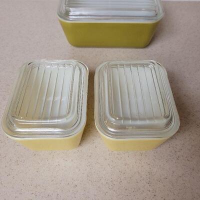 Lot 561: Vintage Pyrex Dishes with lids