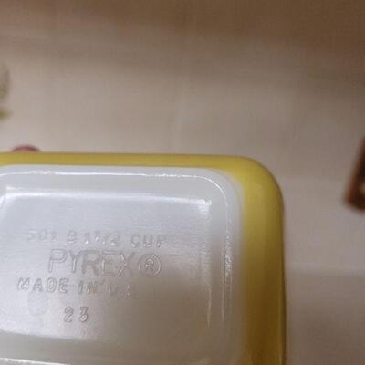 Lot 561: Vintage Pyrex Dishes with lids