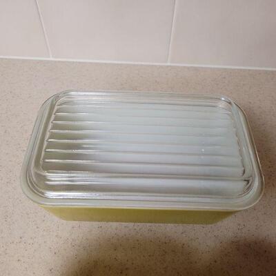 Lot 561: Vintage Pyrex Dishes with lids