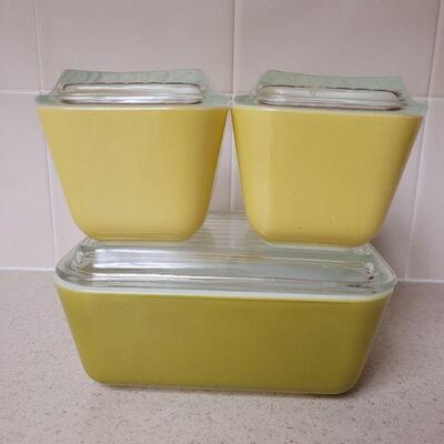 Lot 561: Vintage Pyrex Dishes with lids