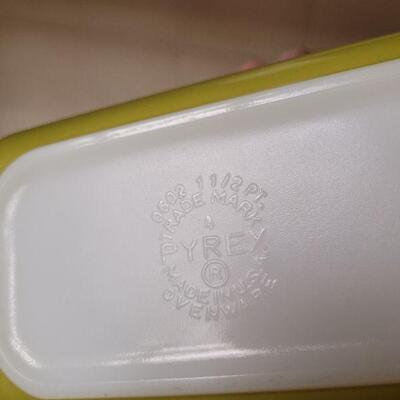 Lot 561: Vintage Pyrex Dishes with lids