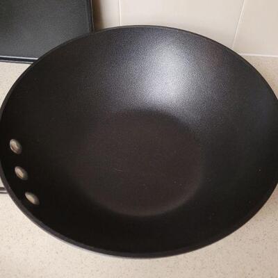 Lot 562: Calphalon Cook Ware 