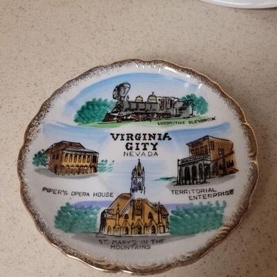 Lot 570: (2) Decorative Plates