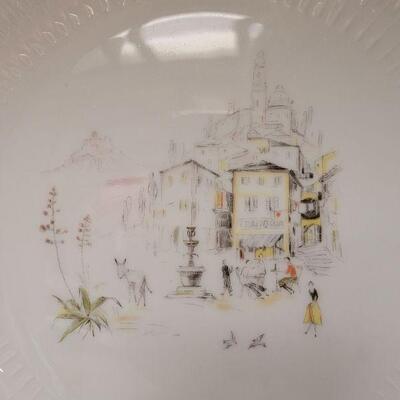 Lot 570: (2) Decorative Plates
