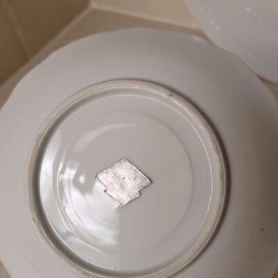 Lot 570: (2) Decorative Plates