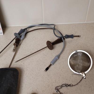 Lot 578:  Utensils lot