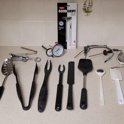 Lot 578:  Utensils lot