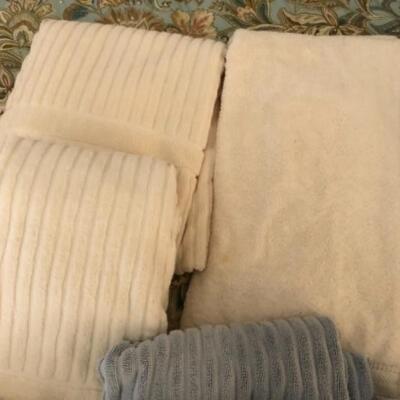 Lot 17. 12 new bath towels, 3 hand and 4 wash--WAS $55–NOW $41.25