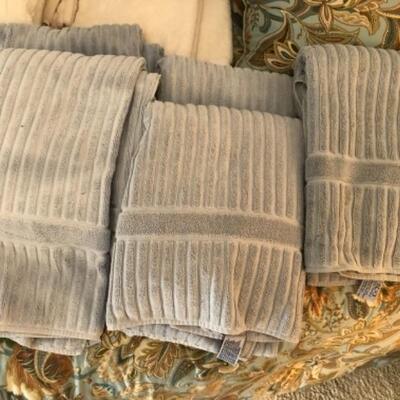 Lot 17. 12 new bath towels, 3 hand and 4 wash--WAS $55â€“NOW $41.25