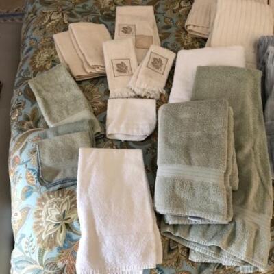 Lot 17. 12 new bath towels, 3 hand and 4 wash--WAS $55–NOW $41.25